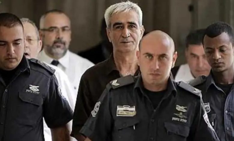 سجانو الاحتلال يعتدون على القائد أحمد سعدات