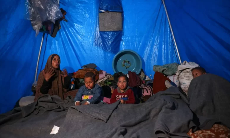 حملة مشبوهة لتشويه واقع غزة.. الآيفون بديلاً عن الطعام والإيواء