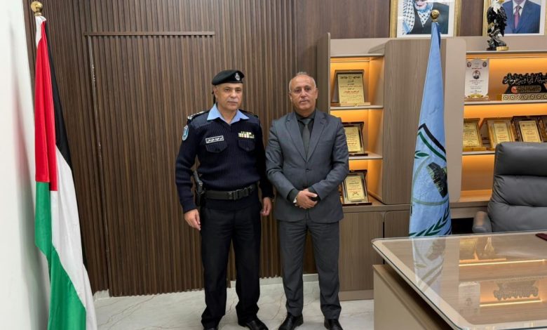 بينما يستبيح الاحتلال جنين.. المحافظ يمارس الدجل بالإشادة بأجهزة السلطة