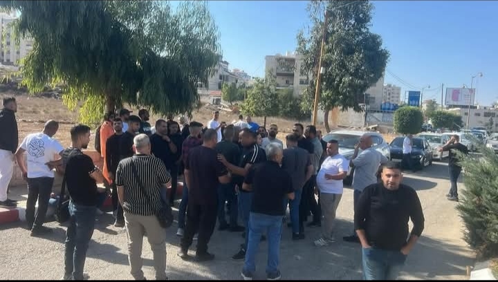 مواطنون وتجار يحتجون في البيرة على قرار منعهم من السفر دون حكم قضائي