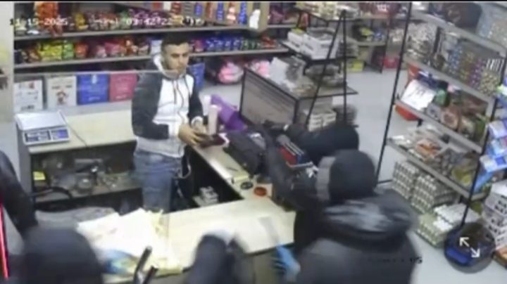 فوضى وفلتان.. سطو مسلح على مول تجاري شرق قلقيلية