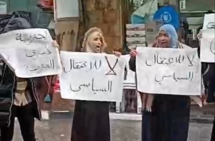 أهالي سلفيت يعتصمون رغم المطر للمطالبة بإطلاق سراح أبناءهم من سجون السلطة