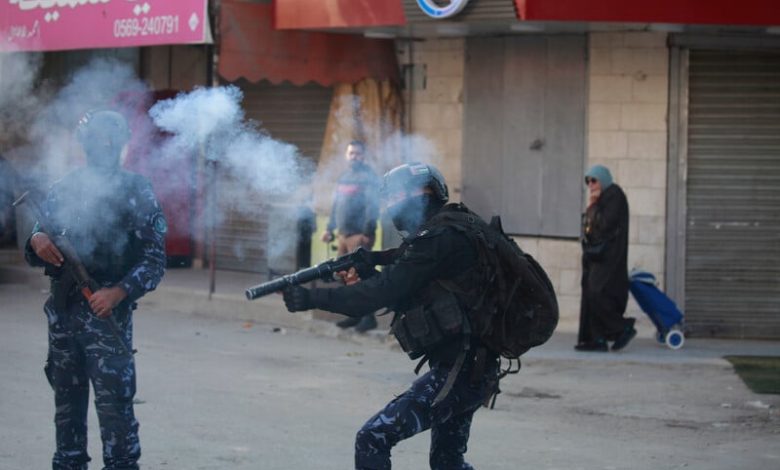 تواجه الاحتلال بهزيمة مدروسة.. هل تنقذ الضفة ذاتها من السلطة؟