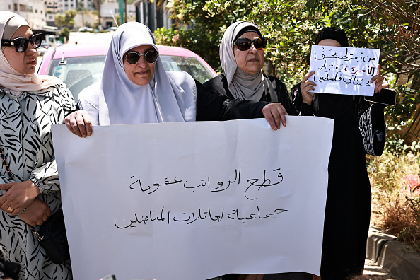 ناشط يهاجم أكاذيب السلطة بشأن تبريرها لجريمة قطع رواتب الشهداء والجرحى والأسرى