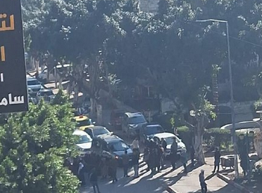 أهالي الشهداء والأسرى يغلقون شارعاً في نابلس رفضاً لقطع السلطة رواتب أبنائهم