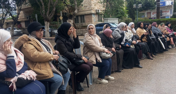 اعتصام وسط نابلس احتجاجاً على قطع رواتب الشهداء والأسرى والجرحى
