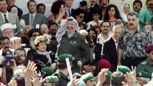 لماذا السلطة أضعف من مؤسسات ما قبل أوسلو وباتت أداة بيد “إسرائيل”؟