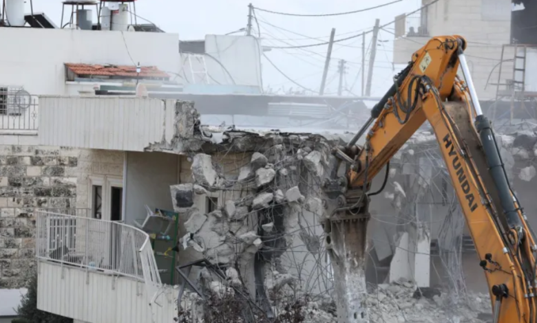 حماس: هدم عمارة سكنية في واد قدوم بسلوان جريمة حرب وتصعيد خطير لتهجير المقدسيين