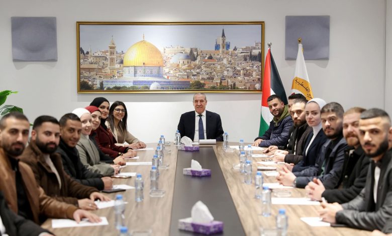 فضيحة.. منتجات إسرائيلية على طاولة اجتماعات حسين الشيخ