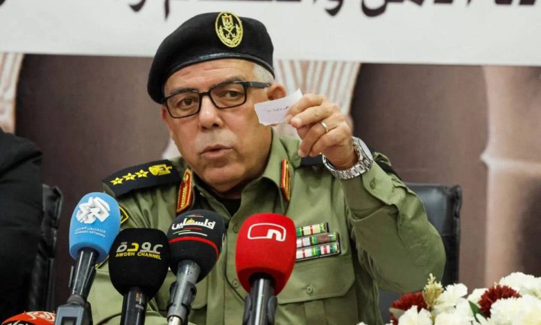 الناطق باسم أجهزة السلطة يضع الاحتلال والمقاومة في خانة واحدة