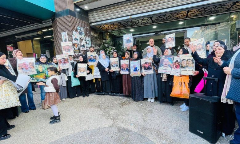 وقفات في أنحاء الضفة منددة بقطع السلطة لرواتب الأسرى