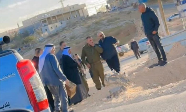 الاحتلال يمارس الإجرام جنوب الخليل وضباط السلطة يعلمون لضمان أمن المستوطنين