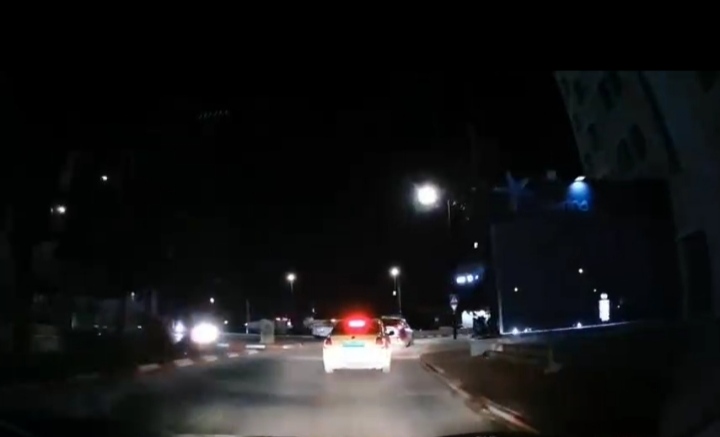 كذبة السيادة.. مركبة تحمل علم الاحتلال تتجول في قلب رام الله