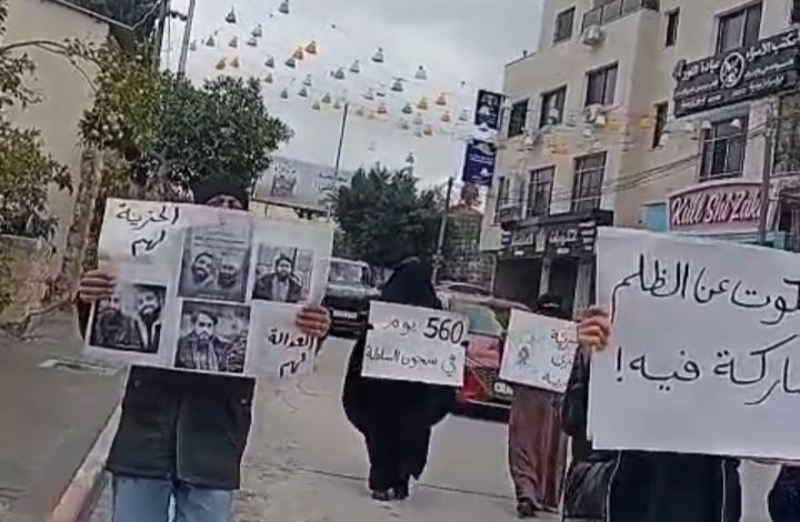 أهالي المعتقلين السياسيين بسلفيت يعتصمون لليوم الـ26 للمطالبة بإطلاق سراح أبناءهم