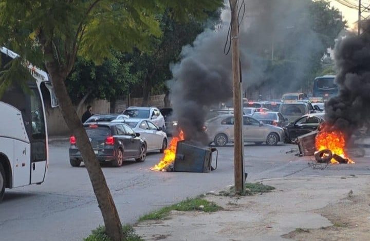 شبان غاضبون يشعلون الإطارات وسط نابلس رفضاً لقطع السلطة رواتب الأسرى والشهداء