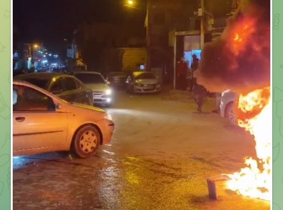 أهالي بيت أمر يتظاهرون غضباً من قرار عباس بقطع رواتب الشهداء والجرحى والأسرى