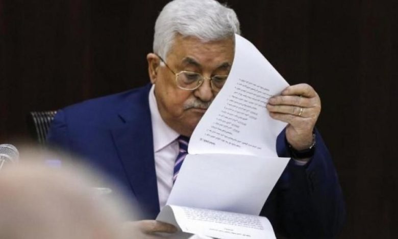 عباس يمزق النسيج الفلسطيني بتفصيل دستور مؤقت غير دستوري