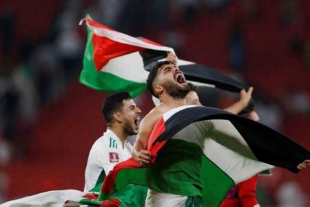 شاهد.. احتفالات التأهل في حافلة المنتخب الفلسطيني تغضب ذباب فتح الإلكتروني