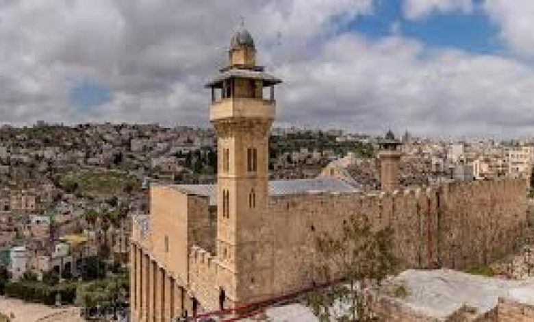 الاحتلال يسرق نصف “الإبراهيمي” والسلطة تغرق بالفساد والتوافه