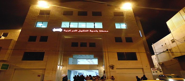 الفلتان يضرب الخليل.. الاعتداء على طواقم البلدية يهدد بوقف عملها