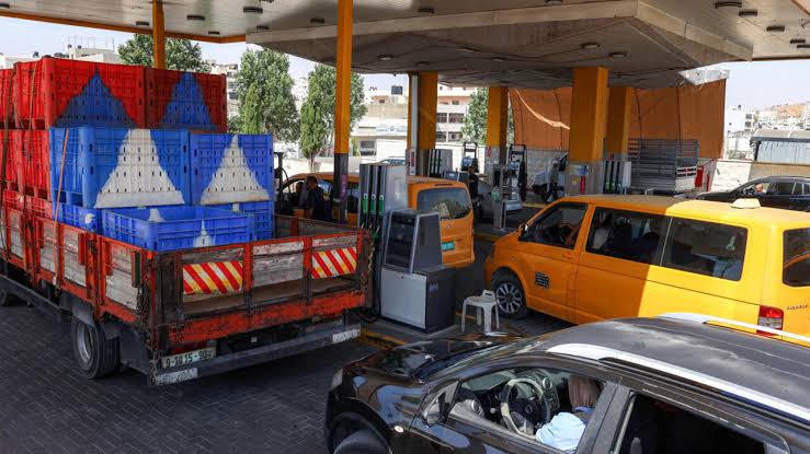 شلل مُتعمَّد.. ومصير مجهول.. ومؤسسات باتت تحقق أهداف الاحتلال