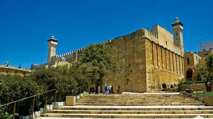 حماس: مصادقة الاحتلال على سحب صلاحيات إدارة الحرم الإبراهيمي خطوة تهويدية خطيرة