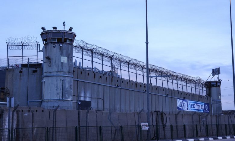 تعرف على أبرز سجون الاحتلال التي يعتقل ويعذب فيها آلاف الفلسطينيين