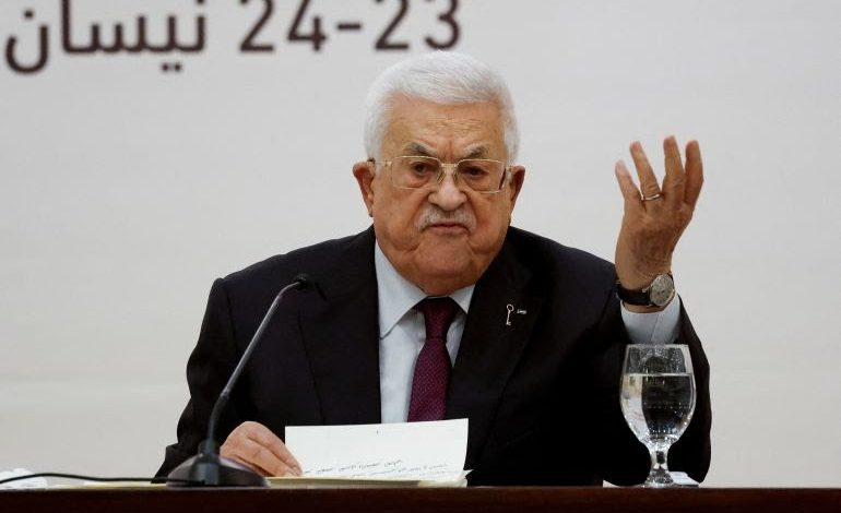 ناشطان يرفعان قضية ضد “عباس” بسبب لجنة تعديل الدستور الفلسطيني